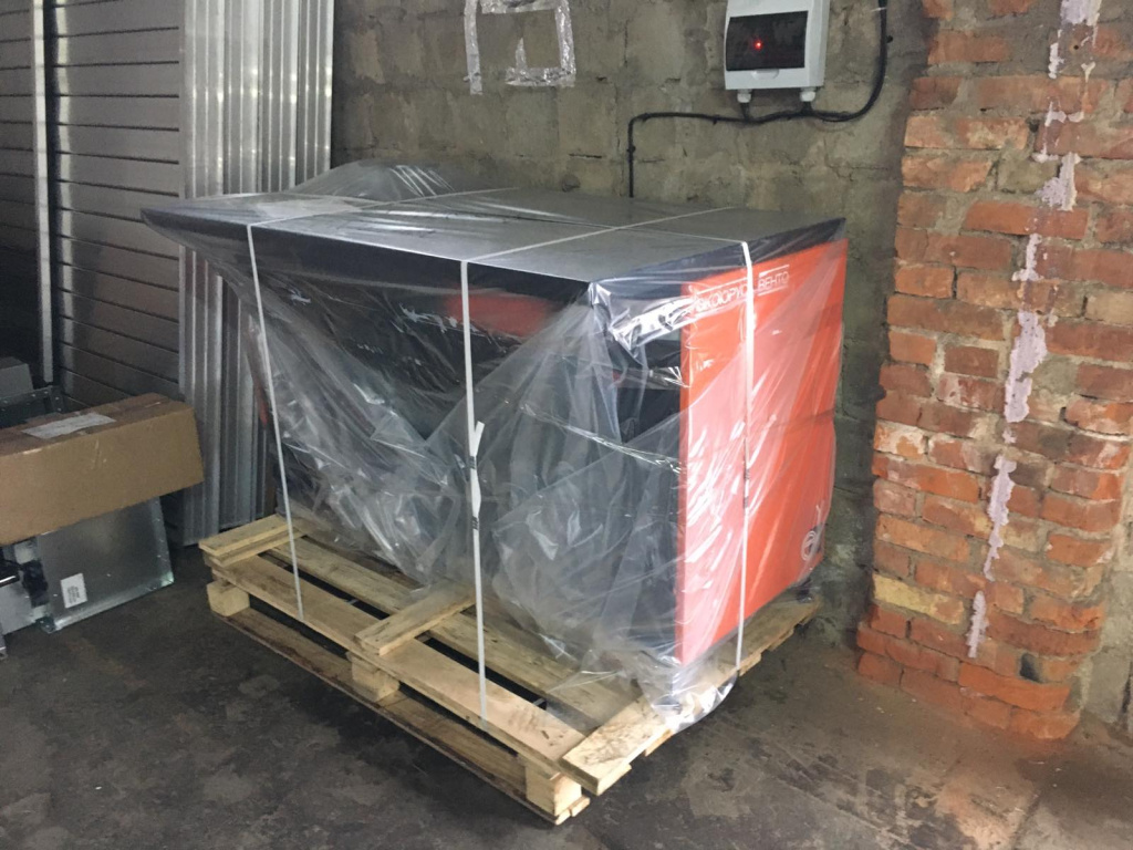 стол сварщика на складе.jpg